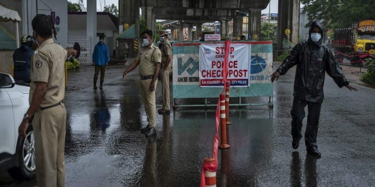 സംസ്ഥാനത്ത്‌ 215 പഞ്ചായത്തുകളിൽ ട്രിപ്പിൾ ലോക് ഡൗൺ, മുഖ്യമന്ത്രിയുടെ അധ്യക്ഷതയില്‍ ഇന്ന് അവലോകനയോഗം ചേരും